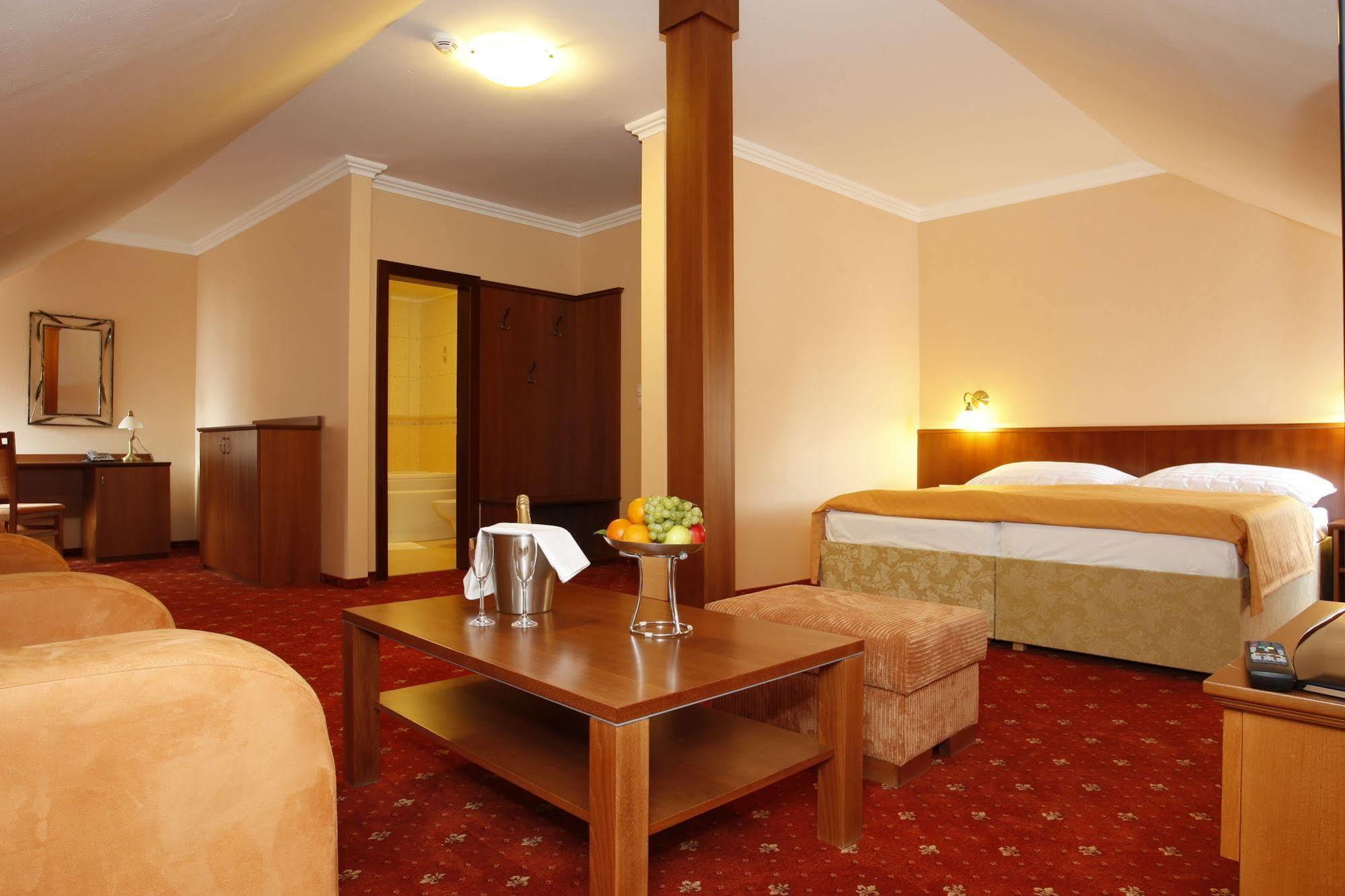 Hotel Majolika Modra Eksteriør billede
